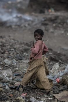 © Corentin Fohlen/Divergence. Antananarivo, Madagascar. Septembre 2012. La decherge publique d'Andralanitra, dans les faubourgs de la capitale malgache, recoit pres de 400 tonnes d'ordures chaque jour venant d' Antananarivo. De nombreuses familles vivent sur place et y recuperent tout objet susceptible d'etre revendu, leur permettant de subvenir aux besoins de leur famille; malgre les risques sanitaires. De nombreux enfants passent la journee et la nuit a fouiller dans les dechets, qui seront ensuite revendus sur les marches du centre ville.  ( Ce reportage est issu d'un travail a Madagascar pour la Fondation Raoul Follereau )